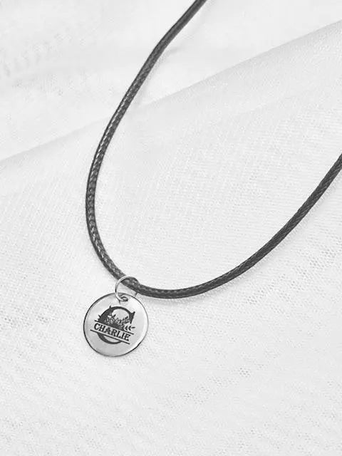 Engraved necklace with a round pendant